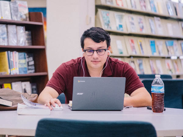 a student studying at Forsyth Library